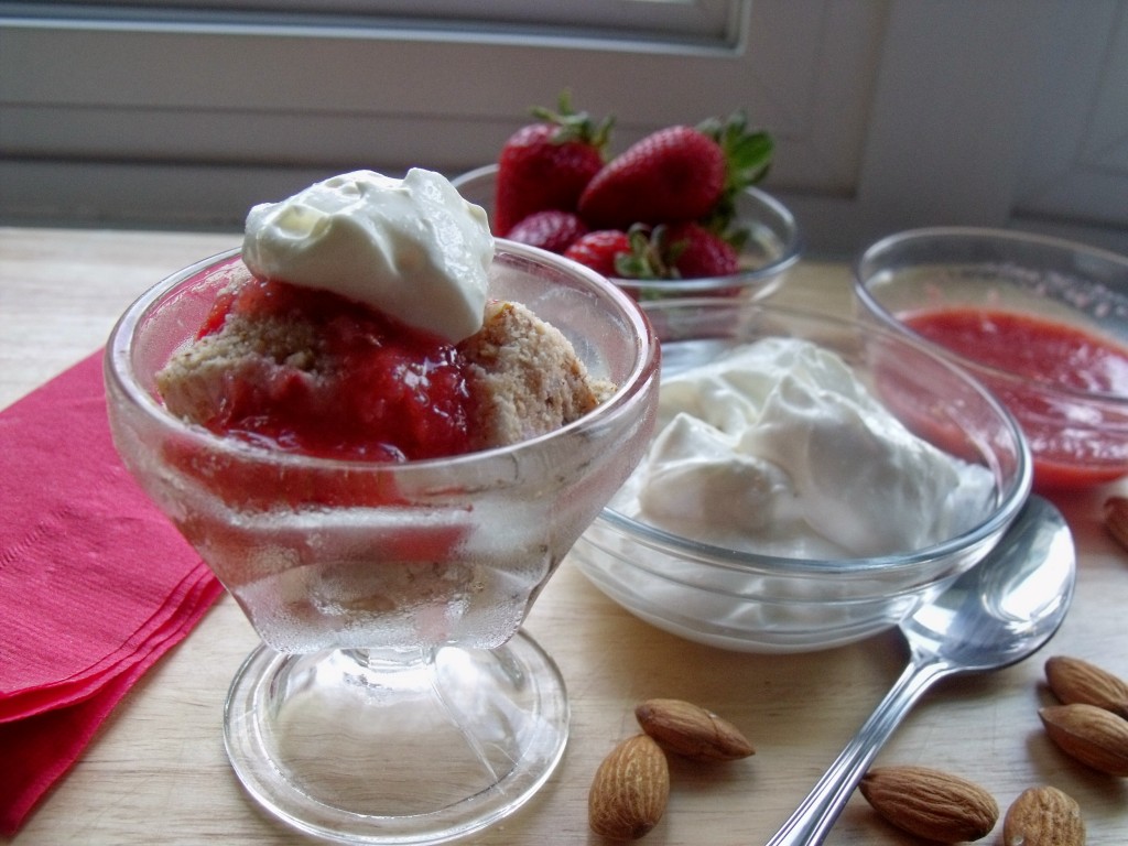 Strawberry Frozen Yogurt Sundaes