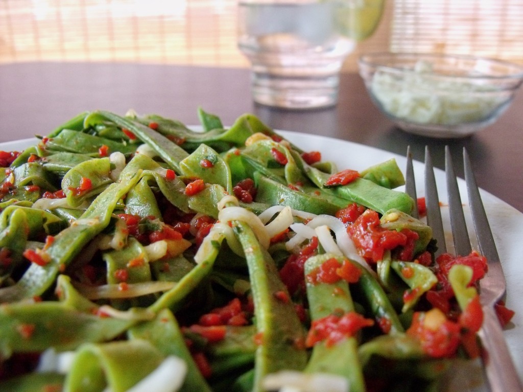 spinach pasta and roasted red pepper sauce