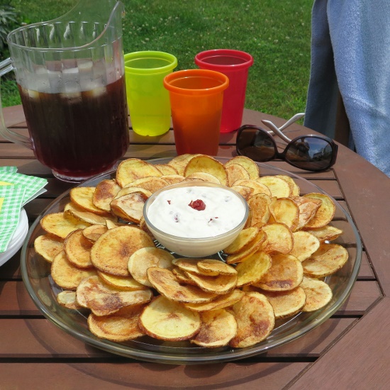 Chip and Dip Sunflower table (550x550)