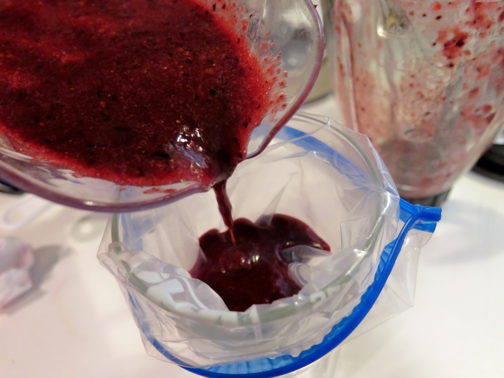 mixed berry puree pour