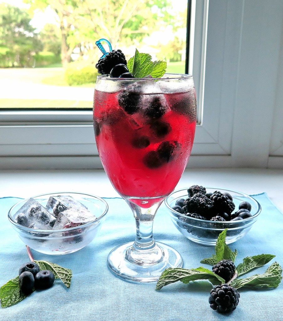 Frosty Berry Sangria #BerryDelish #FWCON