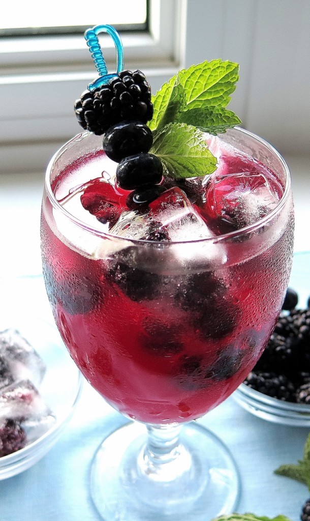 Frosty Berry Sangria #BerryDelish #FWCON 
